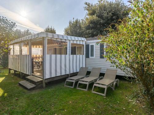 une petite maison avec des chaises et un kiosque dans l'établissement Apartment Le Colvert by Interhome, à Carnac