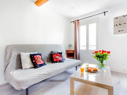 un salon avec un canapé et une table dans l'établissement Studio Studio Bazeilles by Interhome, à Toulon