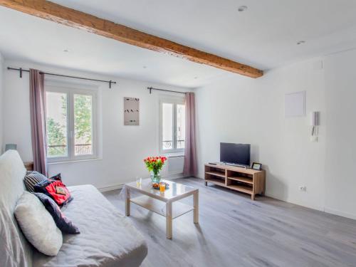 un salon avec un canapé et une télévision dans l'établissement Studio Studio Bazeilles by Interhome, à Toulon