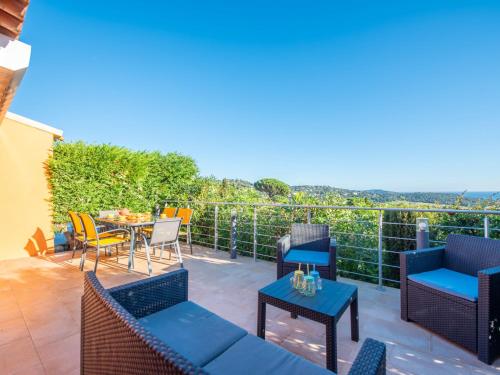 d'une terrasse avec des chaises et des tables sur un balcon. dans l'établissement Apartment Colline Valmer-7 by Interhome, à La Croix-Valmer