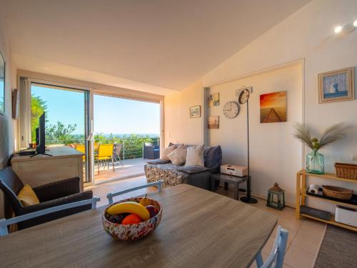 - un salon avec une table et une chambre avec vue dans l'établissement Apartment Colline Valmer-7 by Interhome, à La Croix-Valmer