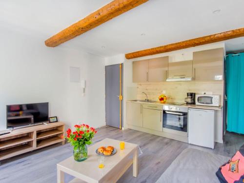 un salon avec une table et une cuisine dans l'établissement Studio Studio Bazeilles by Interhome, à Toulon