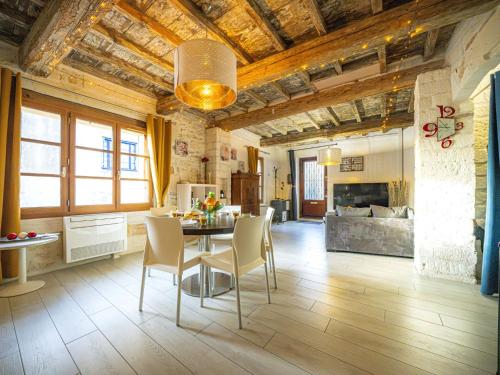 une cuisine et un salon avec une table et des chaises dans l'établissement Holiday Home Maison de Castries by Interhome, à Castries