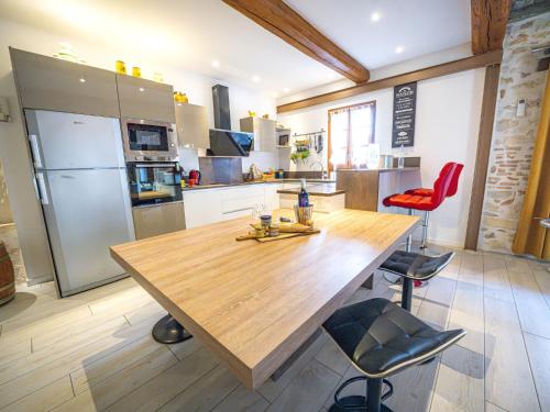 une cuisine avec une table en bois et un réfrigérateur dans l'établissement Holiday Home Maison de Castries by Interhome, à Castries