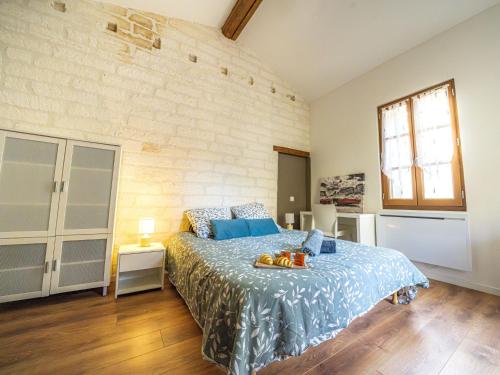 - une chambre dotée d'un lit avec des oranges dans l'établissement Holiday Home Maison de Castries by Interhome, à Castries