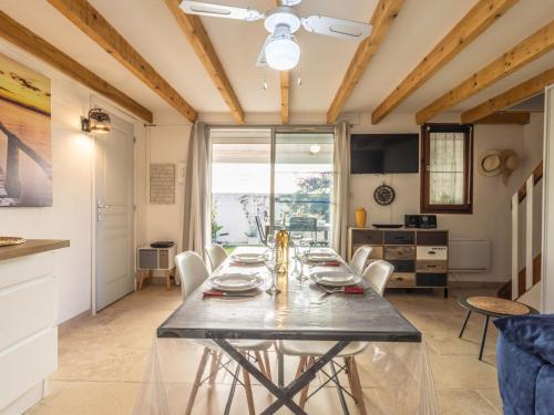 une cuisine et une salle à manger avec une table et des chaises dans l'établissement Holiday Home Les Sopralynes-2 by Interhome, à Agde