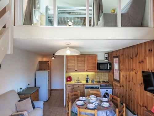 une petite cuisine avec une table dans une pièce dans l'établissement Apartment La coupe de Cristal by Interhome, à Saint-Gervais-les-Bains