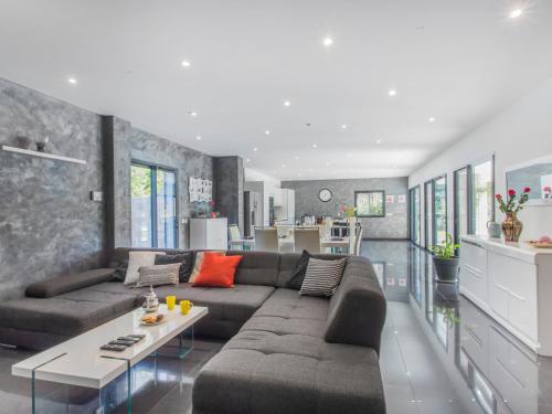 ein Wohnzimmer mit Sofa und Tisch in der Unterkunft Holiday Home Villa by Interhome in Les Lecques