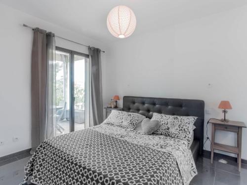 une chambre avec un lit avec une couette noire et blanche dans l'établissement Holiday Home Villa by Interhome, aux Lecques