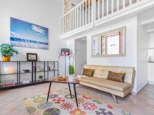un salon avec un canapé et une table dans l'établissement Studio Studio Republique by Interhome, à Toulon