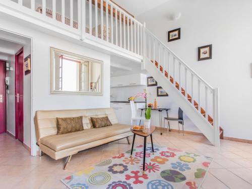 un salon avec un canapé et un escalier dans l'établissement Studio Studio Republique by Interhome, à Toulon