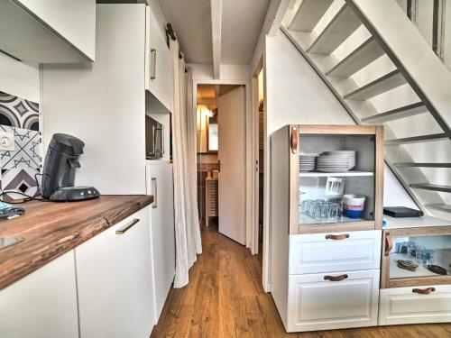 O bucătărie sau chicinetă la Holiday Home Le Douhet 2 by Interhome