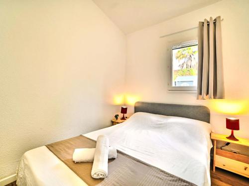 une petite chambre avec un lit et une fenêtre dans l'établissement Holiday Home Le Douhet 2 by Interhome, à Saint-Georges-dʼOléron