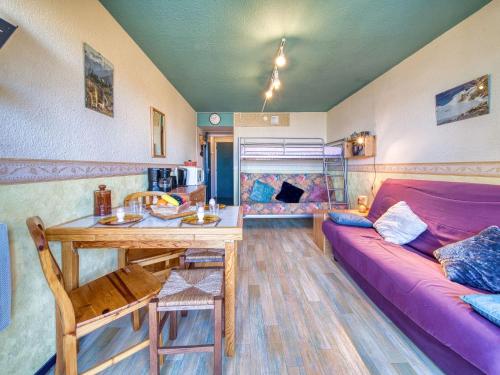 ein Wohnzimmer mit Sofa und Tisch in der Unterkunft Studio Soyouz Vanguard-103 by Interhome in Le Corbier