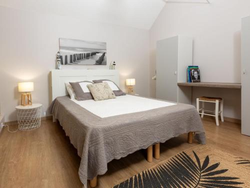 une chambre avec un grand lit dans une pièce dans l'établissement Apartment L'atelier by Interhome, à Mont-Dol