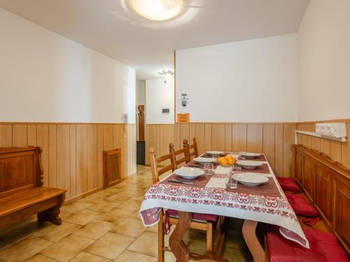 アルバ・ディ・カナツェイにあるApartment Condominio Val di Fassa-3 by Interhomeのテーブルと椅子のあるダイニングルーム