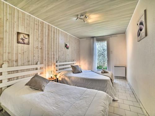 une chambre avec deux lits et une fenêtre dans l'établissement Holiday Home Arceau by Interhome, à Saint-Pierre-dʼOléron