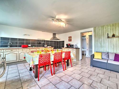 Dapur atau dapur kecil di Holiday Home Arceau by Interhome