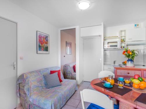 un salon avec un canapé et une table dans l'établissement Apartment Les Canoubiers III by Interhome, à La Londe-les-Maures