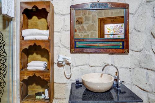 Bilik mandi di Nova Cave Hotel