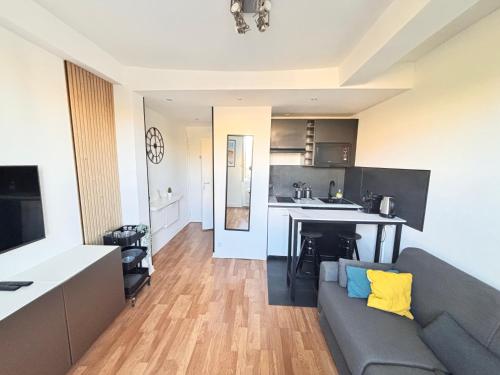 un salon avec un canapé et une cuisine dans l'établissement Studio au cœur de Nice lumineux, à Nice