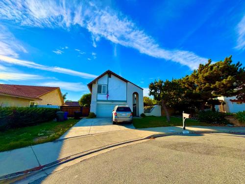 un coche aparcado en la entrada de una casa en Warm nest Rancho Cucamonga, en Rancho Cucamonga