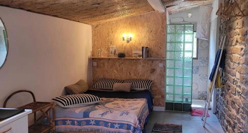 Photo de la galerie de l'établissement Cabanon en pierre - vue sur mer, à Hyères