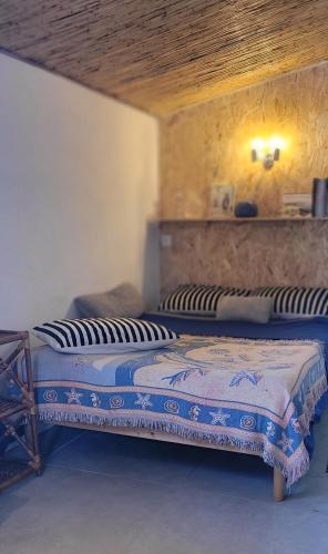 Photo de la galerie de l'établissement Cabanon en pierre - vue sur mer, à Hyères