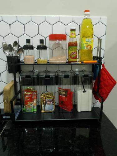 Η κουζίνα ή μικρή κουζίνα στο N&S Homestay Olak Lempit at Banting