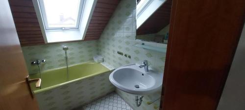 Ένα μπάνιο στο Ferienwohnung mit Kreuzbergblick