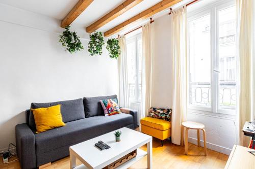 un salon avec un canapé et une table dans l'établissement GuestReady - Comfortable retreat near Le Marais, à Paris