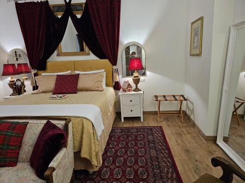 贝尔格莱德Belgrade Luxury Suite 17的一间卧室配有一张床和一张带两盏灯的桌子。