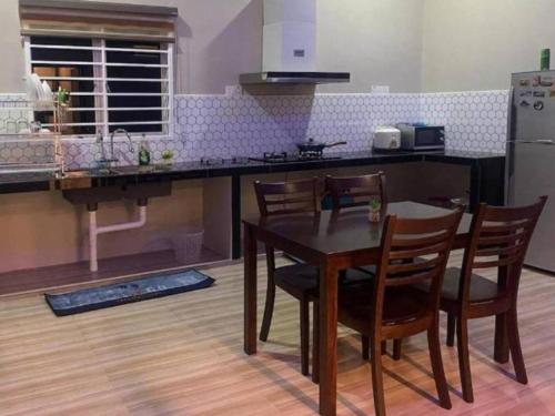 Η κουζίνα ή μικρή κουζίνα στο N&S Homestay Olak Lempit at Banting