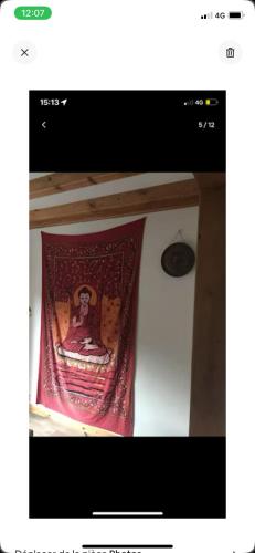 une photo d'un tableau d'un homme sur un drapeau dans l'établissement Maison au cœur du Vercors, à Saint-Agnan-en-Vercors