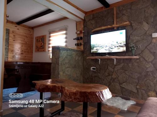 Una televisión o centro de entretenimiento en Apartman Rakocevic