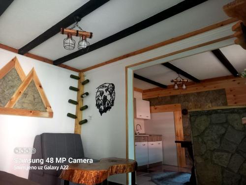 Un comedor con una mesa y una cocina. en Apartman Rakocevic, en Kolašin