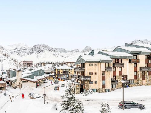 une ville dans la neige avec des bâtiments recouverts de neige dans l'établissement Studio Home Club - Lavachet-13 by Interhome, à Tignes