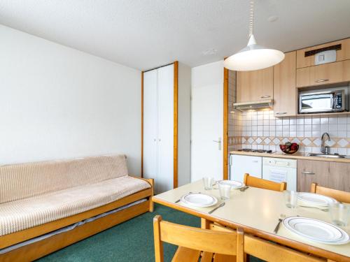 un salon avec une table et un canapé dans l'établissement Studio Home Club - Lavachet-13 by Interhome, à Tignes