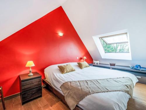 - une chambre rouge avec un lit avec un mur rouge dans l'établissement Holiday Home Kergrim-2 by Interhome, à Carnac