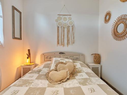 2 cœurs dans un panier sur un lit dans l'établissement Holiday Home Lésaro by Interhome, à Saint-Jean-de-la-Rivière