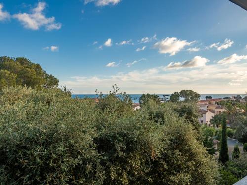 une vue sur l'océan depuis le balcon d'une maison dans l'établissement Apartment Les Calanques du Parc-4 by Interhome, à Saint-Aygulf