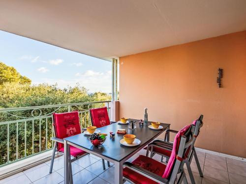 une salle à manger avec une table et des chaises et une grande fenêtre dans l'établissement Apartment Les Calanques du Parc-4 by Interhome, à Saint-Aygulf