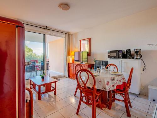 une cuisine et une salle à manger avec une table et des chaises dans l'établissement Apartment Les Calanques du Parc-4 by Interhome, à Saint-Aygulf
