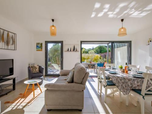 un salon avec un canapé et une salle à manger dans l'établissement Holiday Home Azur Cottages by Interhome, à Saint-Aygulf
