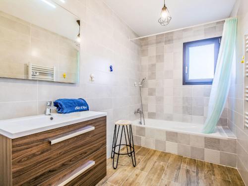 une salle de bain avec un lavabo et une baignoire dans l'établissement Holiday Home Azur Cottages by Interhome, à Saint-Aygulf