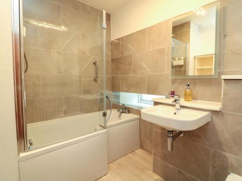 ダートマスにあるSunnyhavenの洗面台とシャワー付きのバスルーム