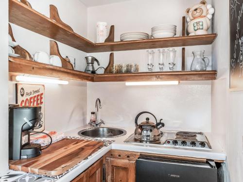une cuisine avec une cuisinière et un évier dans l'établissement Apartment Balli by Interhome, à Pinzolo