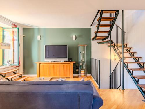 TV a/nebo společenská místnost v ubytování Holiday Home Tzoffhaus by Interhome