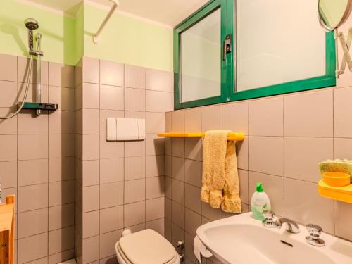 Koupelna v ubytování Holiday Home Tzoffhaus by Interhome