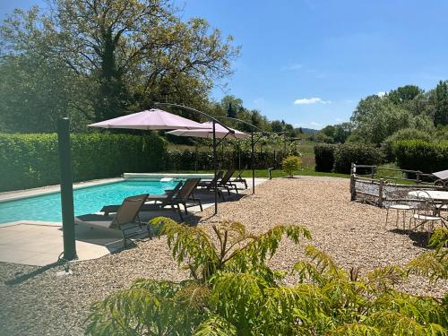 - un billard avec des tables, des chaises et un parasol dans l'établissement Le Moulin de Mayence, à Plazac